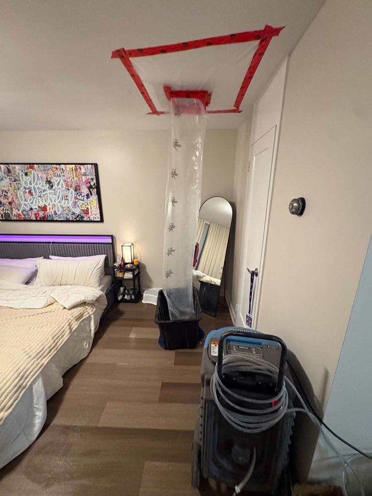 Chambre avec zone confinée au plafond et déshumidificateur