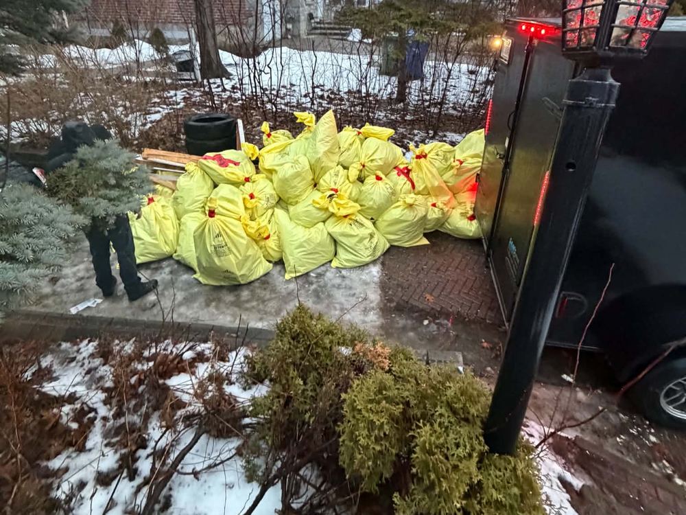 Sacs de matières contaminées scellés et prêts à être évacués