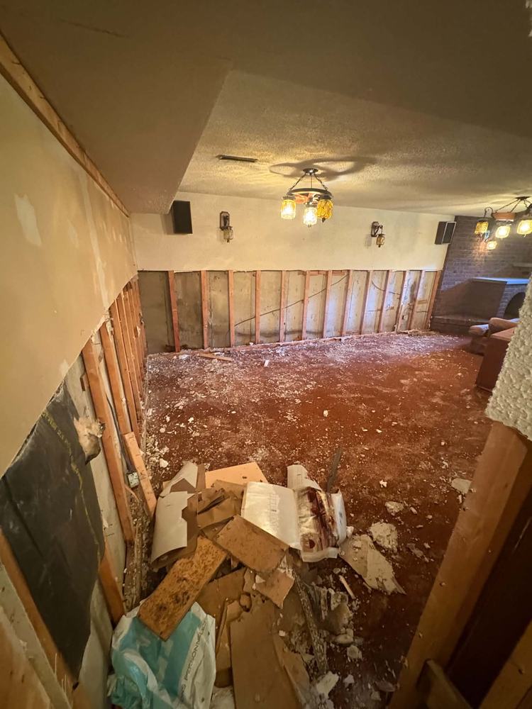 Sous-sol dont les murs endommagés ont été ouverts