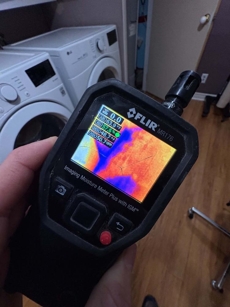 Caméra thermique FLIR qui montre une zone humide près d'une laveuse