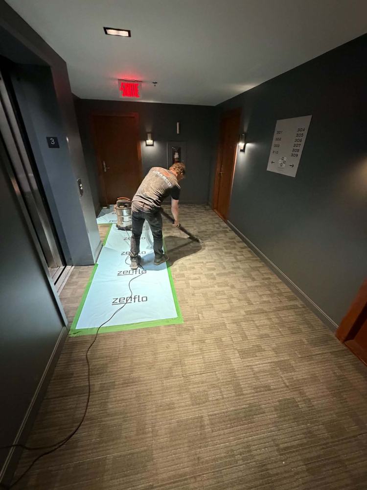 Technicien Urasco qui aspire un corridor protégé